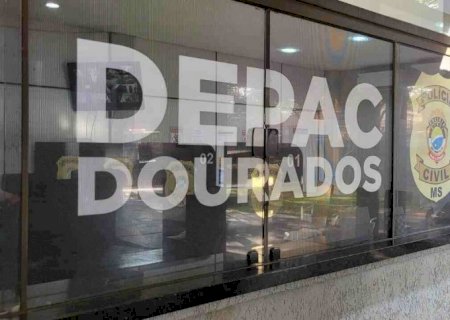 Descontrolado, homem agride a própria avó com cadeira, quebra tornozeleira eletrônica e vai preso