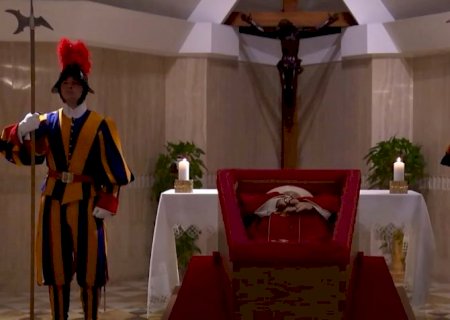 Vaticano divulga primeiras imagens do velório do papa Francisco