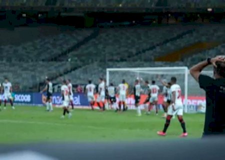 Neymar e Hulk fazem hoje duelo dos jogadores brasileiros com mais gols