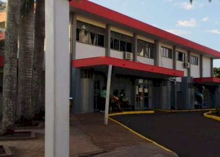 Jovem é esfaqueado com golpes de canivete após briga em distribuidora