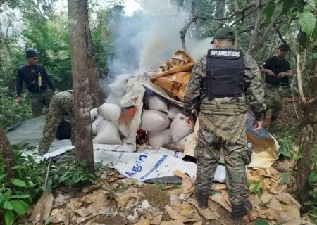 Polícia destrói 700 kg de maconha e acampamento usado para preparo da droga na fronteira