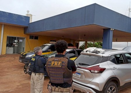 Motorista é preso na BR-463 com devirado de maconha escondido em carro