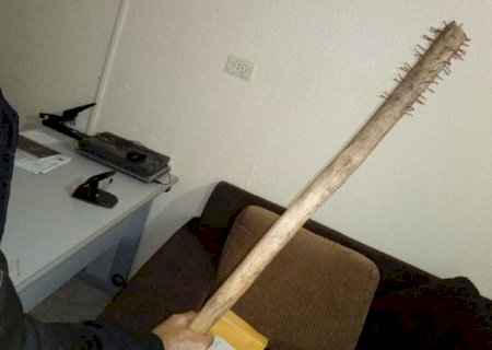 Adolescente agride homem com porrete cheio de pregos em  MS