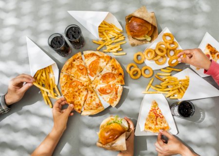 Consumo de ultraprocessados pode aumentar risco de câncer colorretal em jovens, sugere novo estudo