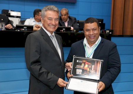 Deputado Hashioka homenageia radialista de Taquarussu em solene da Alems
