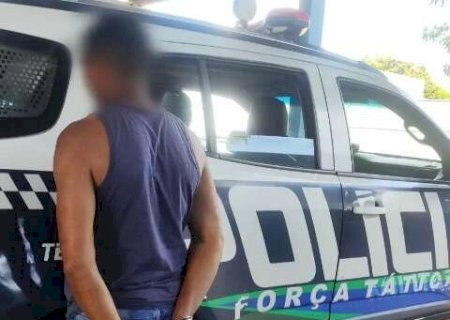 Homem é preso após ferir vítima com garrafa quebrada e atacar PM com madeira