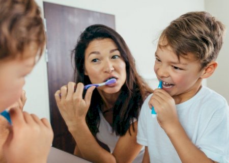 Saiba como escovar os dentes de crianças sem crise e tornar o hábito divertido