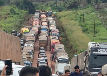 Fila de quase 40 km de caminhões carregados de soja trava porto no Pará e expõe gargalo logístico na BR-153