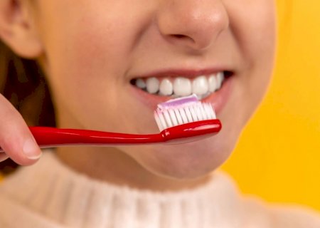 Por que escovar os dentes sem pressa faz diferença na prevenção da cárie