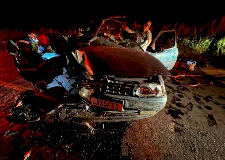 Passageiro fica preso às ferragens após carro bater em caminhão parado