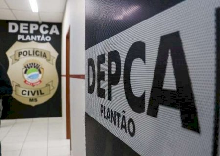 Menina de 6 anos é encontrada sozinha em frente à casa sem energia