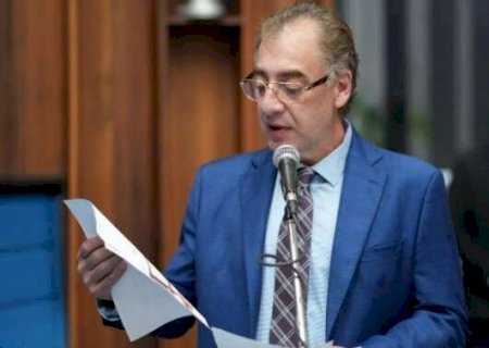Fora da Assembleia, Neno agradece eleitores e evita falar de processos