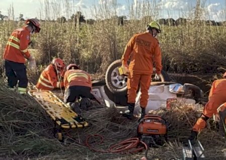Caminhonete capota e deixa mulher presa às ferragens