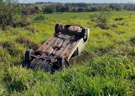 Corolla tomba na BR-376 e acidente em sequência deixa motociclista ferido na região de Ivinhema