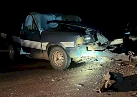 Motorista morre após colisão entre Pampa e Fiat Toro na BR-262