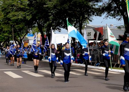 Nova Andradina lota Avenida Moura Andrade em desfile pelos 204 anos da Independência