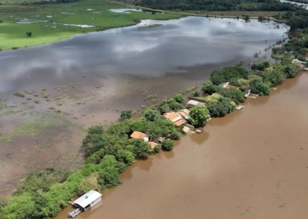 Com mais de 60 mm acumulados, Rio Ivinhema atinge 4 metros e alaga casas de veraneio na região